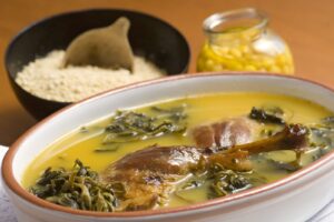 Entre os pratos que traduzem a riqueza da culinária amazônica, o pato no tucupi ocupa um lugar de destaque. Originário das tradições indígenas, esse prato combina ingredientes típicos da região Norte do Brasil, resultando em uma experiência gastronômica única.