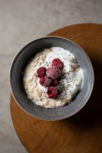 “Mingau de tapioca cremoso em tigela rústica, servido com canela e coco ralado – sobremesa tradicional da culinária amazônica.”