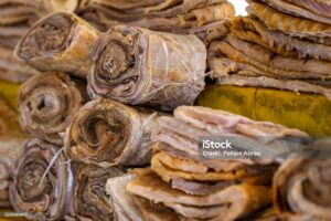 O pirarucu de casaca é um prato tradicional da culinária amazônica que combina o sabor marcante do pirarucu, um dos maiores peixes de água doce do mundo, com ingredientes regionais que trazem cor, textura e um sabor único. Nesta versão, vamos explorar uma receita prática e deliciosa, perfeita para quem deseja conhecer o melhor da gastronomia da Amazônia.