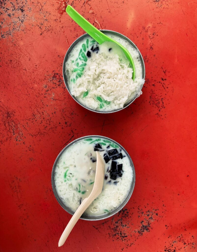 O mingau de tapioca com coco é uma receita tradicional da Amazônia, que combina a fécula da mandioca com o sabor marcante do leite de coco. Fácil de preparar e muito nutritivo, esse prato tem raízes indígenas e influências afro-brasileiras, sendo um símbolo da cultura do Norte do Brasil. Perfeito para o café da manhã ou lanche, o mingau pode ser servido quente ou gelado, e agrada a todos com sua textura cremosa e aroma envolvente.